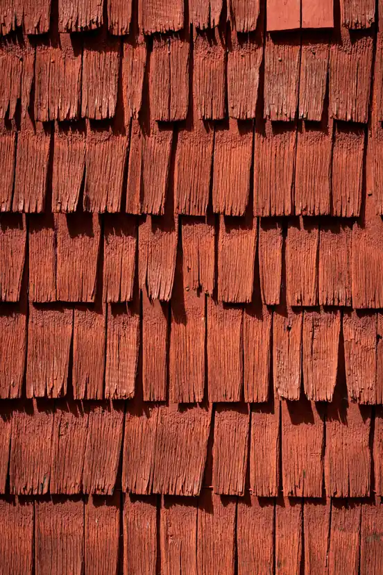Bardeaux de bois teintés en rouge, posés à recouvrement serré