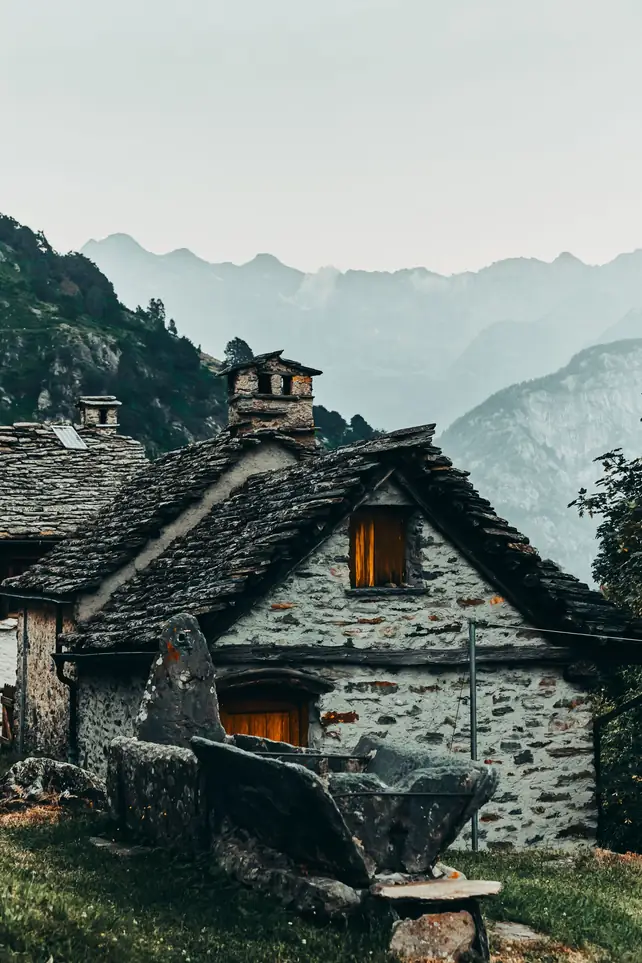 Maisons de pierre couvertes en lauzes dans un hameau de montagne